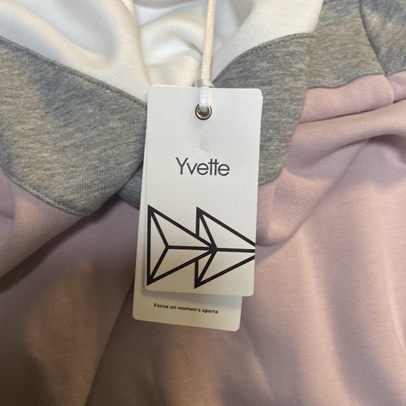 cute sweatshirt never been worn it says extra large but it’s more like a large - Picture 3 of 3